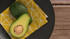 Wie man eine angeschnittene Avocado im Kühlschrank aufbewahrt, damit sie nicht braun wird und bis zu 3 Tage frisch und lecker bleibt