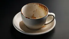 Günstig und effektiv: Was man in die Tasse giessen sollte, um eingetrocknete Kaffeerückstände mit nur einer Bewegung zu entfernen