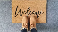 Legen Sie das diesen Frühling unter Ihre Fussmatte und Sie werden ein häufiges Problem los