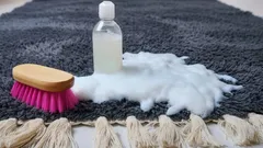 Flecken lassen sich leicht aus dem Teppich entfernen: Probieren Sie diese wirksame Lösung doch einmal selbst aus